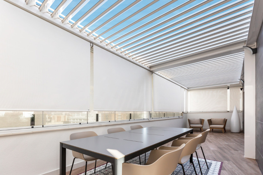 pergola bioclimatica con chiusure a tenda laterale