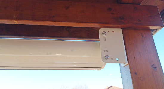 dettaglio tenda da sole con fissaggio su trave in legno