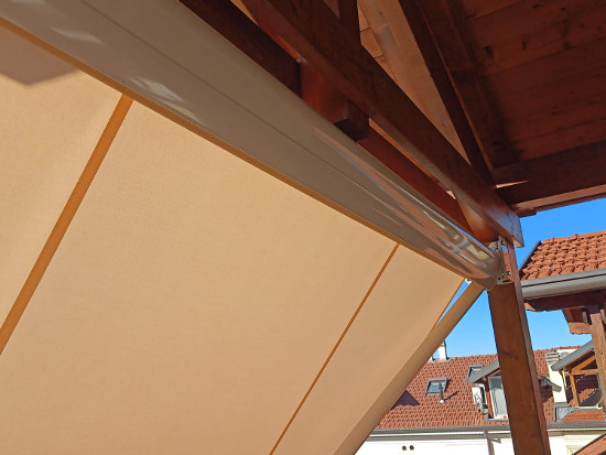 dettaglio tenda da sole con fissaggio su trave in legno