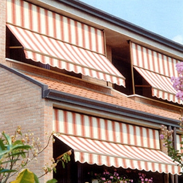 Tende da sole a braccetti con frangitratta su balcone telo a righe
