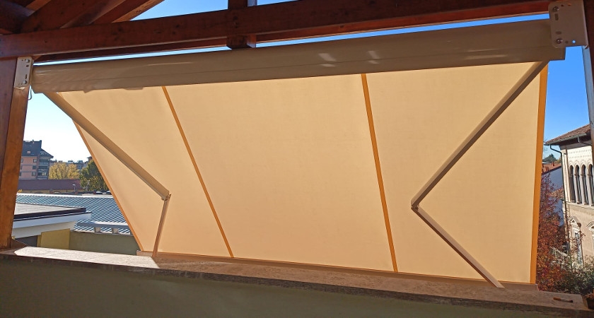 Tenda con piastre universali per fissaggio laterale