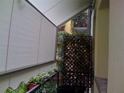 tenda su misura con guide laterali a Milano